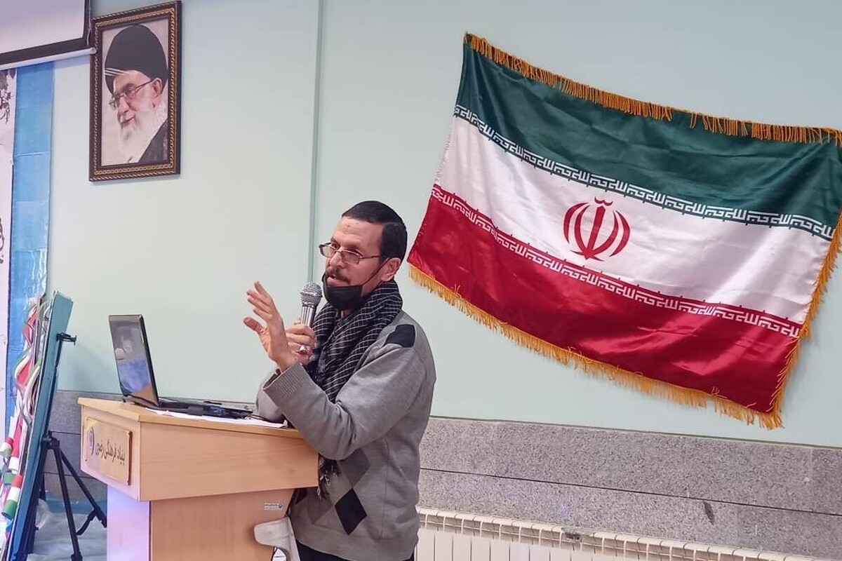 مثل خیلی‌ها، درباره او نشنیده بود، او را از روی دیدن کلیپ‌ها، نمی‎شناخت. سال ها در میدان جهاد حضور داشته. از پشت خاکریزهای ایران و عراق جنگیده تا این سال ها که در رکاب او مدافع حرم بوده. امروز از دانش آموزان ‌پرسید: «کسی چه می‌داند، حاج قاسم که بود؟»