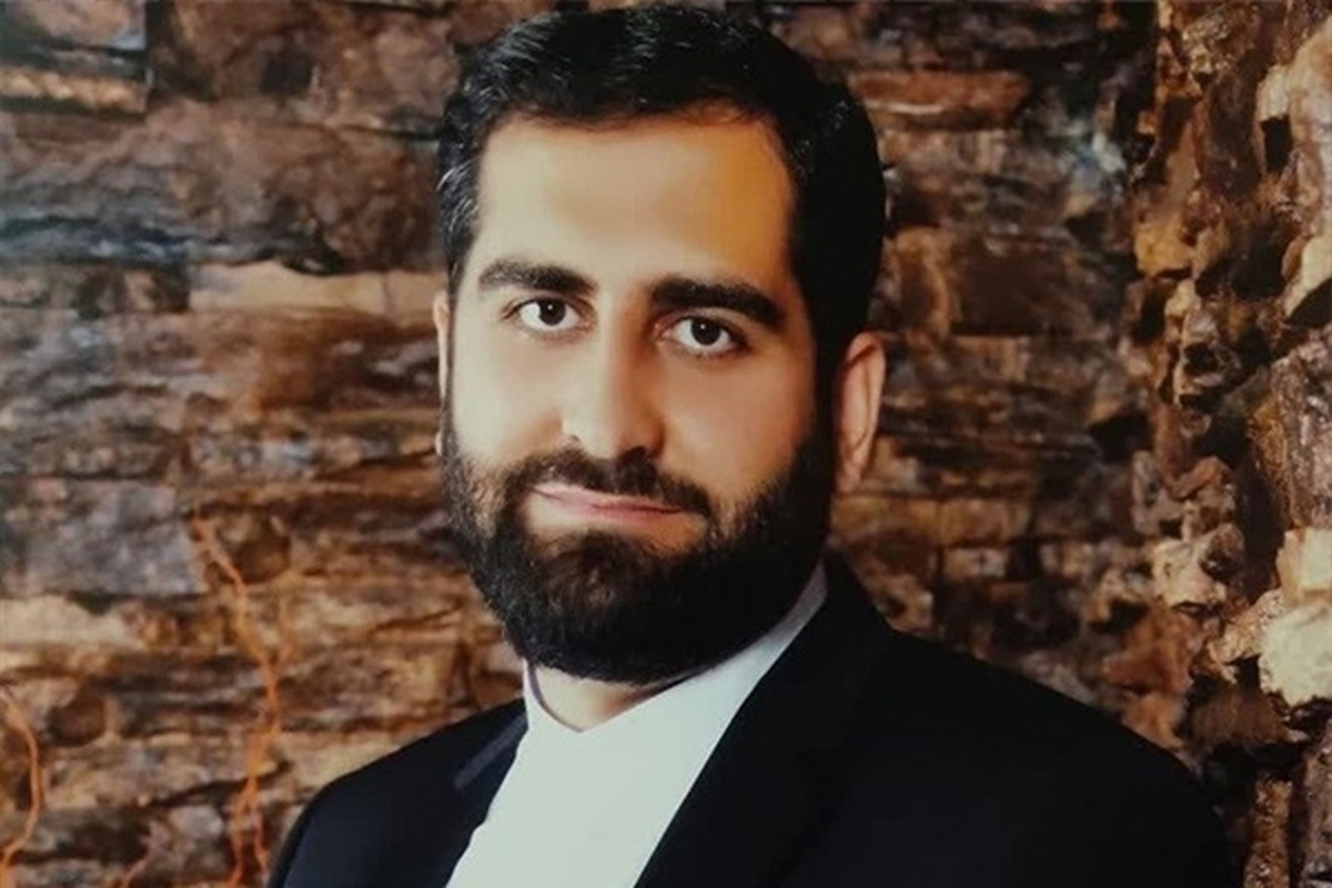 هنگامی که شهید فتح‌اللهی در خانه خود بوده متوجه شده چراغ خانه برادرش که در آن زمان در خانه حضور نداشته روشن و فرد ناشناسی در آنجا در حال سرقت وسایل خانه برادرش است ...