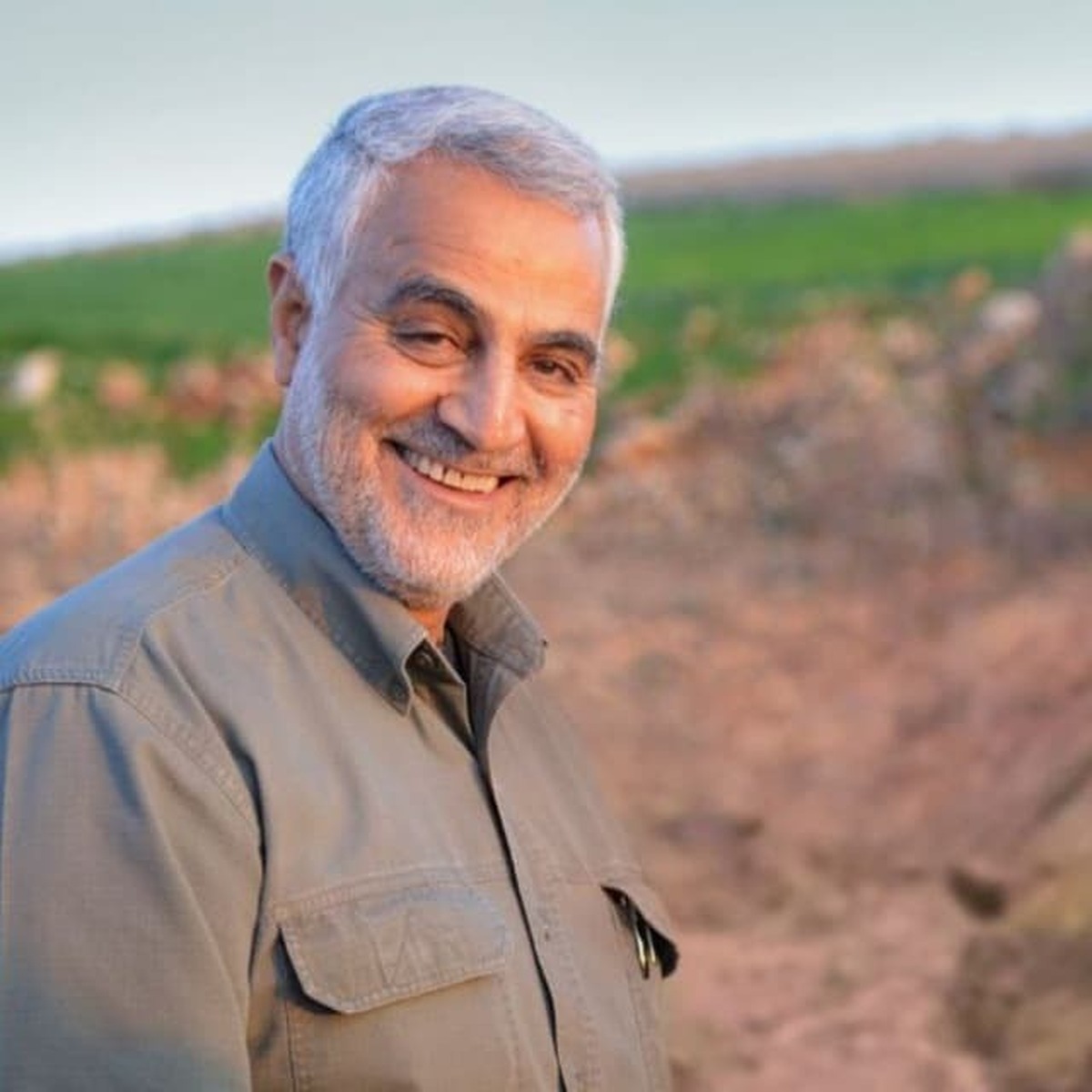 حاج قاسم سلیمانی شهید راه اسلام است. شهیدی که به او لقب سردار دل‌ها را داده‌اند زیرا دل تمامی مردم ایران را تسخیر کرده است. در این ویدئو صحبت‌های چند دانش‌آموز با سردار شهید سلیمانی را می‌بینیم.