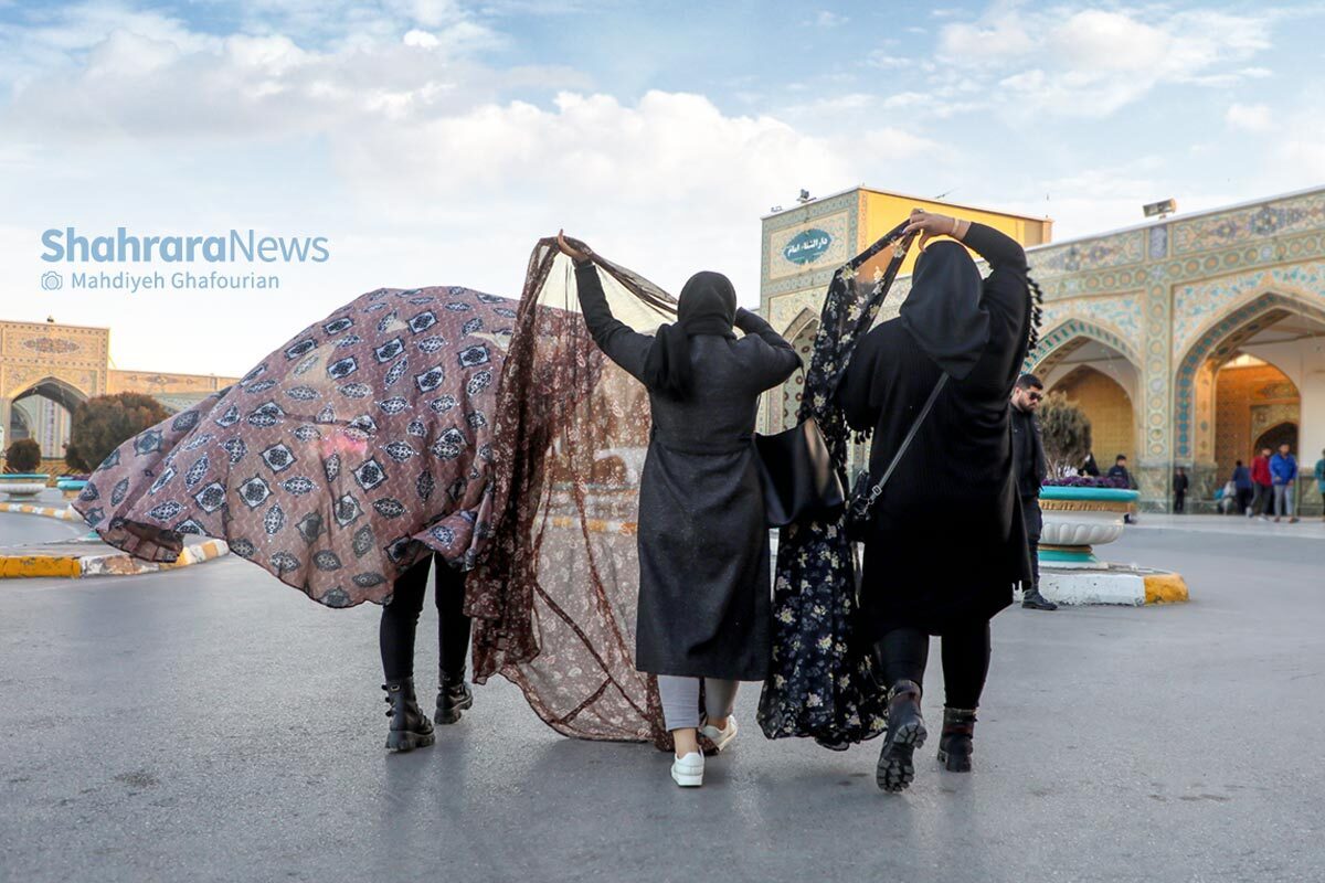 خیلی‌ها فکر می‌کردند اگر روزی فضا تغییر کند و محدودیت‌های حداقلی برای حجاب کمتر شود، اغلب خانم‌هایی که پوشش کاملی ندارند و به اصطلاح «شل حجاب» هستند، به طور کامل کشف حجاب می‌کنند. نتیجه، اما نشد آن چیزی که در ابتدا پیش بینی اش می‌رفت؛ حتی در ناآرامی‌های اخیر که بهانه اولیه اش مسئله حجاب بود نیز وضعیت پوشش بانوان تغییر محسوسی نکرد.