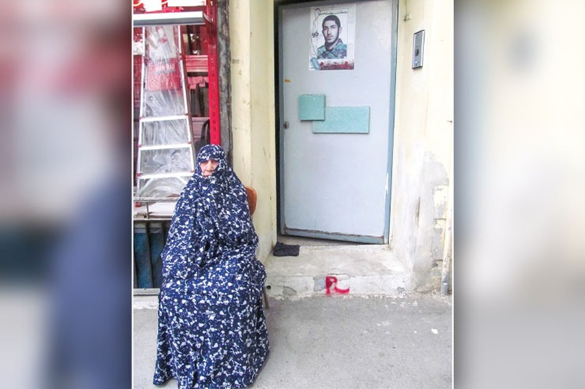 مامان زری سناباد یکی از همان هاست که ۳۵ سال هر روز روی یک صندلی جلوی در خانه اش نشست و منتظر ماند. گواه این قصه هم اهالی سناباد هستند که ۱۲ هزار و‌۷۷۵ روز چشم انتظاری او را تماشا کرده اند.