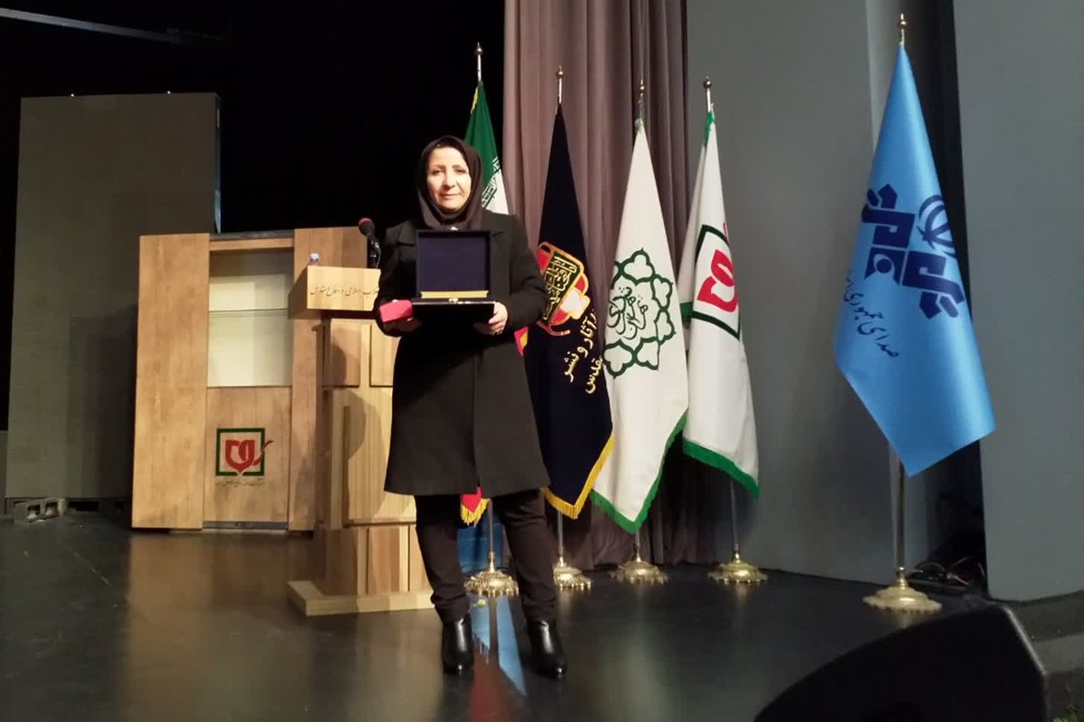 در آیین تجلیل از برگزیدگان دومین یادواره «نشان سلیمانی»،  لوح تقدیر و جایزه نقدی «گوینده برتر زن» برای گویندگی «علمدار» به زینب بیات از رادیو دری تعلق گرفت.