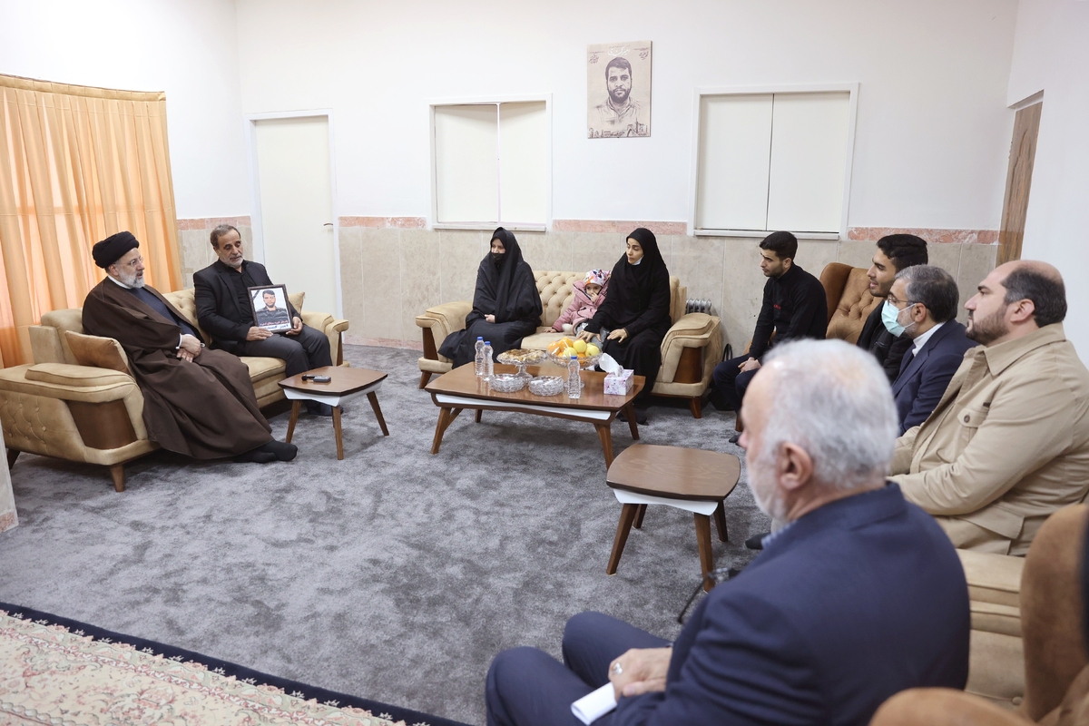 رئیس‌جمهور در جریان سفر به شهرستان بهارستان، با خانواده شهید مدافع امنیت «امیر کمندی» دیدار و گفتگو کرد و امنیت کشور را مرهون خون شهدا دانست.
