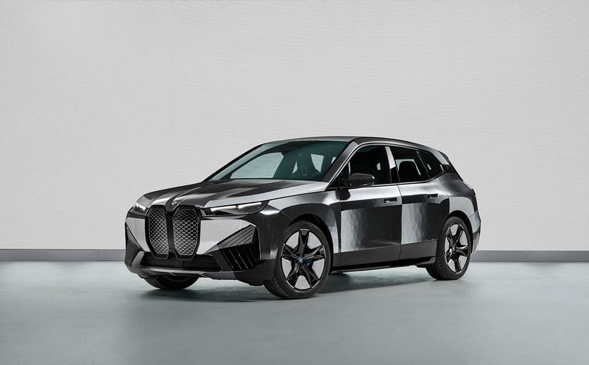 ویدئویی از رونمایی از BMW iVision Dee جدید دارای فناوری تغییر رنگ با استفاده از هوش مصنوعی در نمایشگاه CES 2023 را مشاهده می‌کنید.