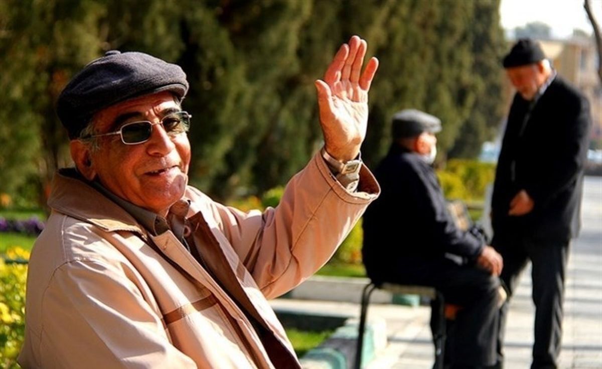 بیمه عمر مصوب از حقوق همه همکاران شاغل و بازنشسته کسر می‌شود و پوشش آن کم است، یعنی اگر همکاری فوت کند، فقط ۲۵ میلیون تومان به خانواده اش تعلق می‌گیرد.