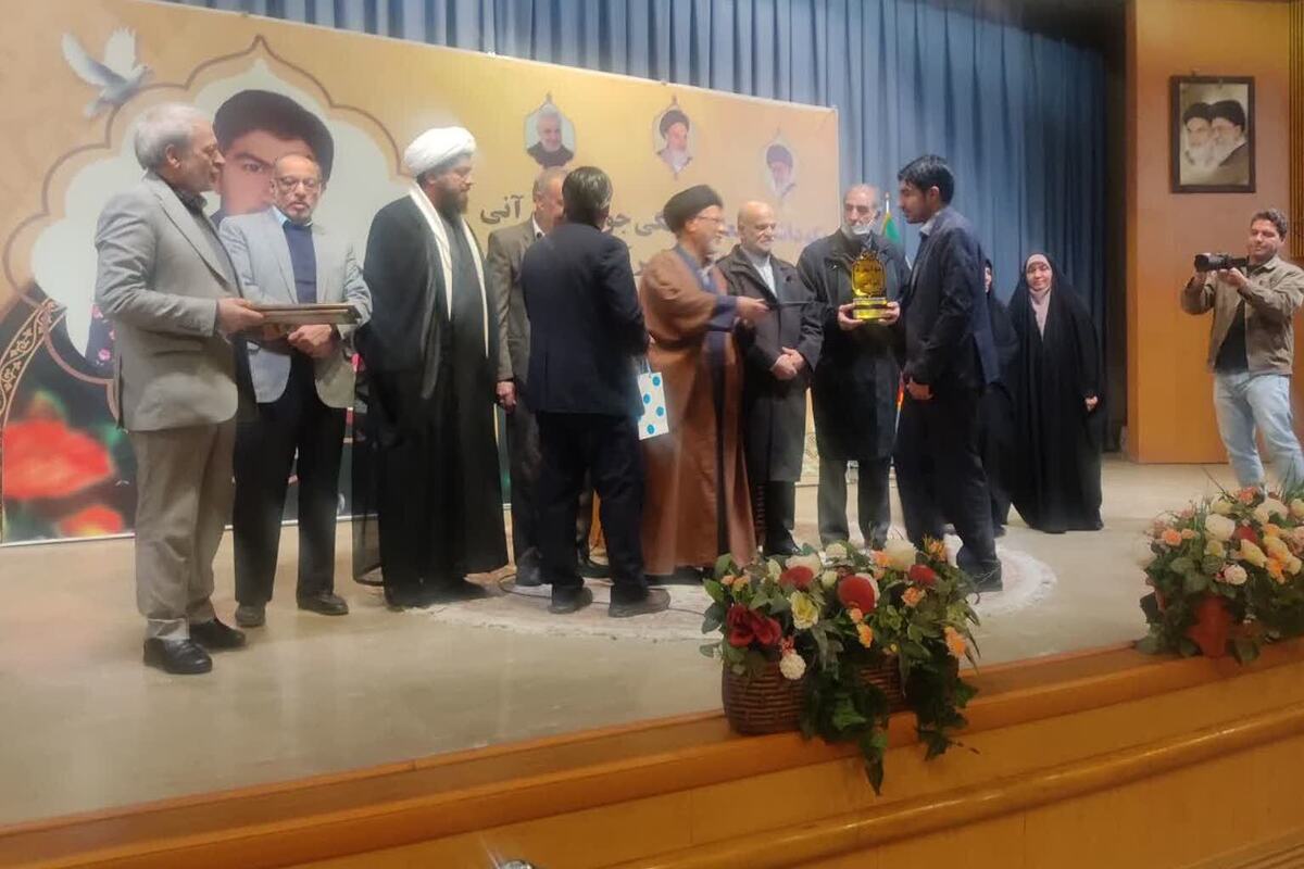 در مراسمی با حضور شهردار مشهد مقدس، مسئولان و جمعی از چهره های قرآنی از «محمدرضا جاهدی نیا» معلم و حافظ قرآن  تجلیل شد.
