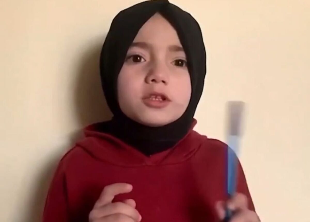 بیش از ۵۰۰ روز از دستور طالبان برای بسته شدن مدارس دخترانه در افغانستان می‌گذرد. واکنش کودک افغانستانی به این تبعیض را ببینید.