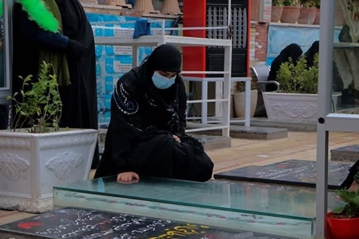 فرزندان شهید سپهبد‌ حاج قاسم سلیمانی در ایام سومین سالگرد شهادت سردار دل‌ها با حضور در گلزار شهدای کرمان مزار پدر را زیارت کردند.