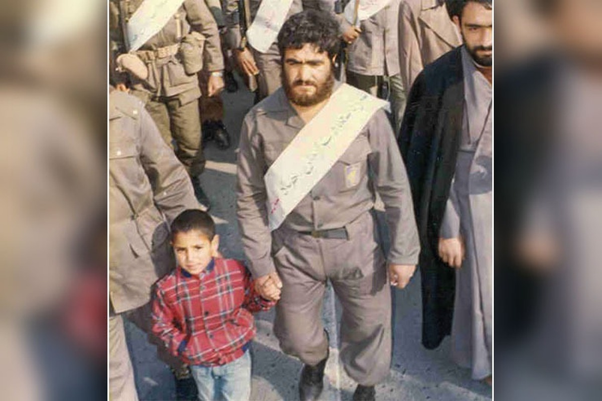 محمد رستمی اولین «بابا»‌ی بچه‌های جنگ بود و دومینش «بابانظر». نمی‌دانم در شناسنامه اش هم این کلمه «بابا» را قید کرده اند یا نه؛ اما در شاخصه‌های فرماندهی و شخصیتی اش، به شدت این «بابا» بودن به چشم می‌آمد.