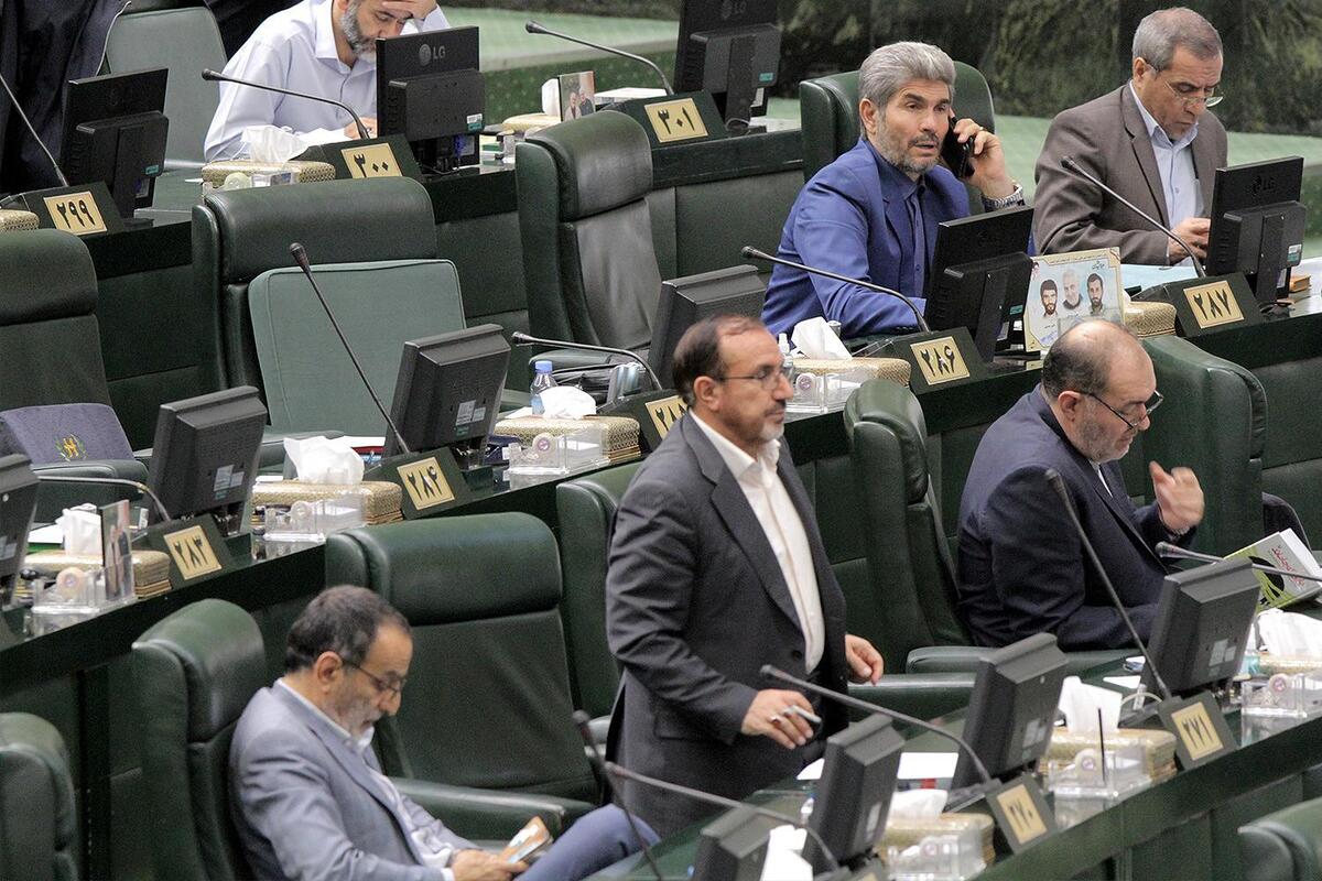 استماع گزارش وزیر بهداشت و درمان در خصوص میزان آمادگی آن وزارتخانه در مقابله با موج جدید بیماری کرونا و همچنین استماع گزارش رئیس سازمان غذا و دارو درباره میزان تحقق بودجه حوزه دارو و تامین ارز برای این حوزه در دستورکار کمیسیون‌های تخصصی مجلس در هفته جاری قرار دارد.