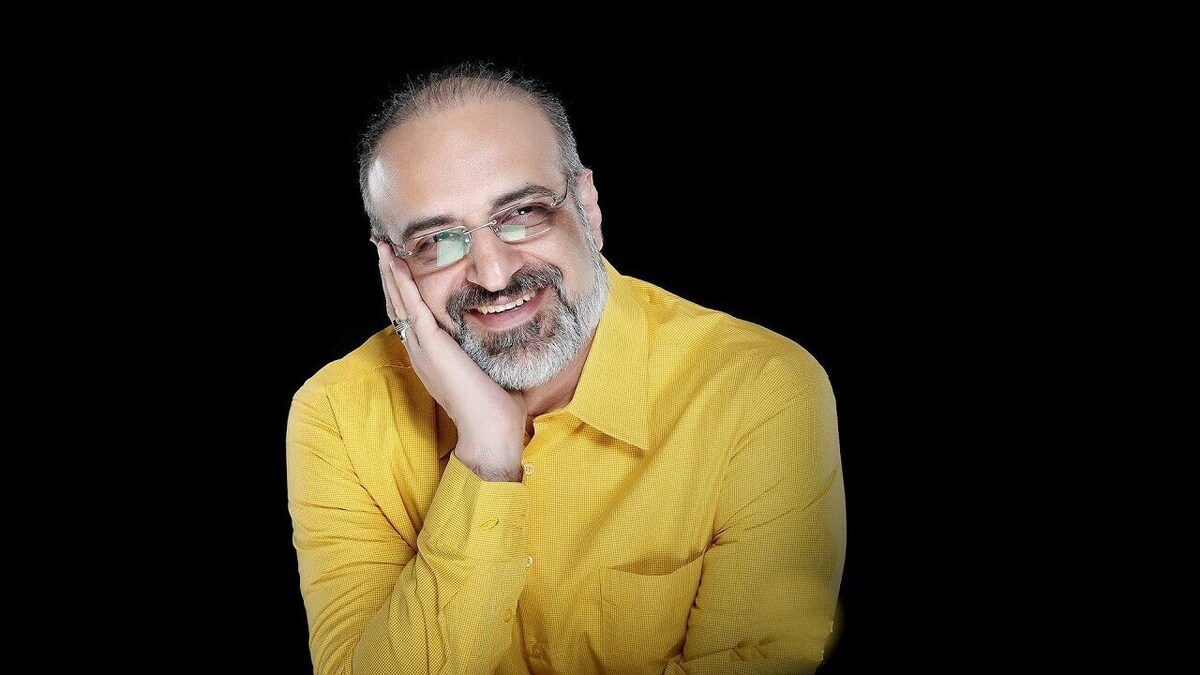 محمد اصفهانی اثر جدیدی برای مادران با شعری از عبدالجبار کاکایی در موسسه منتظران منجی را می خواند.