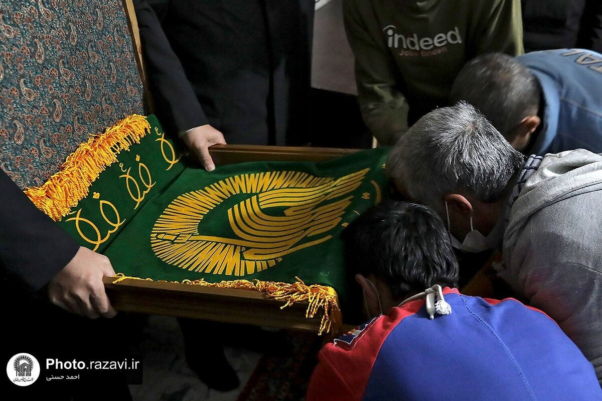 خادمان حضرت رضا (ع)، این بار سفره میزبانی‌شان را در یکی دیگر از مکان‌های نگهداری از آسیب دیدگان اجتماعی پهن کردند؛ در کمپ ماده ۱۶ و برای جمعی از معتادان متجاهر ساکن این خانه.