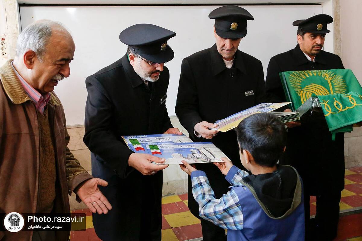 بنیاد کرامت رضوی با اجرای بخشی از وقف‌نامه زنده یاد «مکرم»، ۱۸۹ دانش‌آموز یتیم و نیازمند محله طرق مشهد را تکریم و کارت‌های هدایای پنج میلیون ریالی به آن‌ها اهدا کرد.