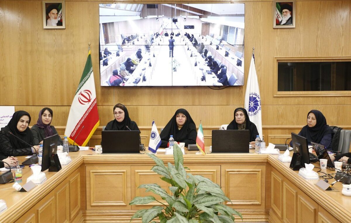 جمعی از بانوان فعال اقتصادی و کارآفرین خراسان رضوی در نشستی که به میزبانی کانون زنان بازرگان استان برگزار شده بود، از مهم‌ترین دغدغه‌ها و مشکلات خود در حوزه فعالیت اقتصادی و حضور در عرصه کسب‌وکار، سخن گفتند.