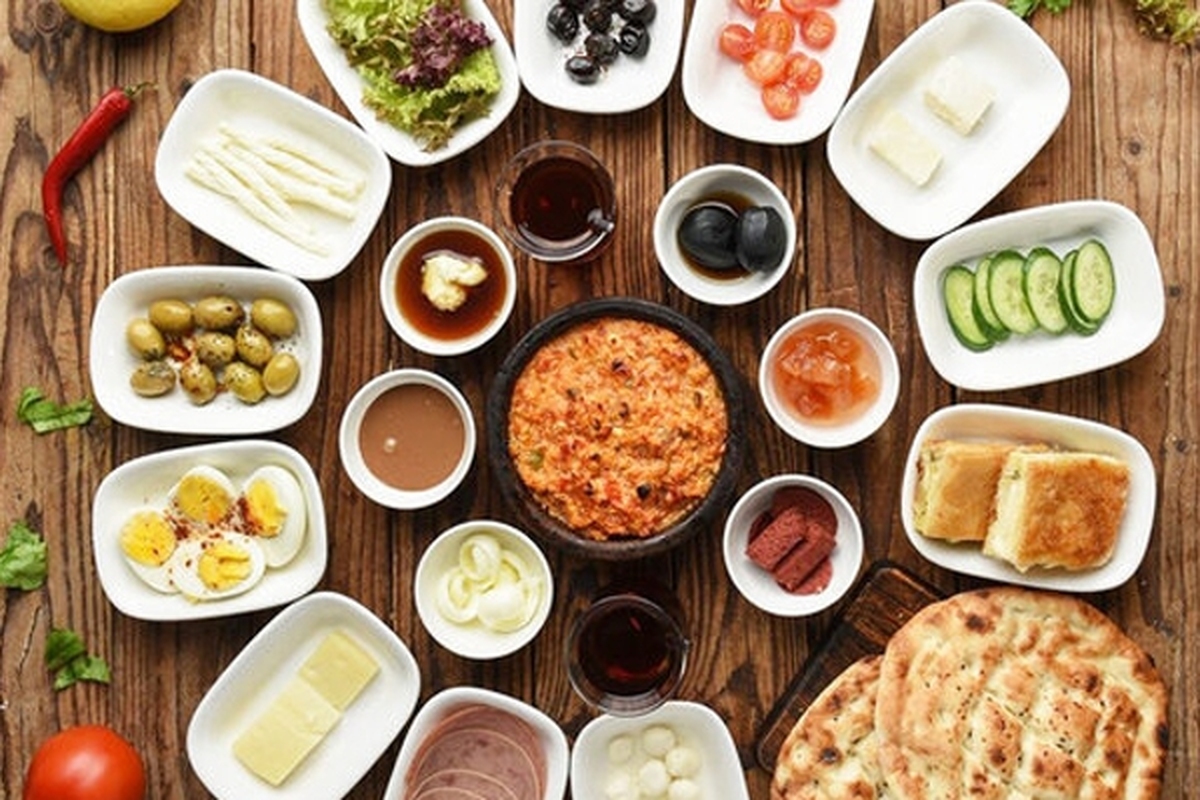‌غذاهای سالم در هر وعده غذایی به‌خصوص صبحانه سالم سبب کاهش هوس غذایی و سیری طولانی‌مدت و کاهش وزن می‌شود. بهترین صبحانه برای کاهش وزن می‌تواند به شما کمک کند تا در طول روز احساس سیری داشته باشید و کمتر به فکر خوردن خوراکی‌هایی باشید که به وزن شما اضافه می‌کند.