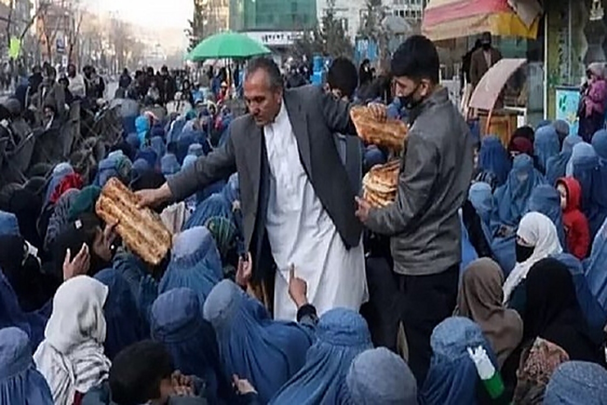 فصل سرد در افغانستان فرا می رسد و درحالی که شش ماه از خانه به دوشی زلزله زدگان افغان می گذرد، ضرورت توجه ویژه جامعه بین الملل و نهادهای بین المللی به مصائب قربانیان این حادثه مرگبار بیش از هر زمان دیگری مشهود و ملموس است.