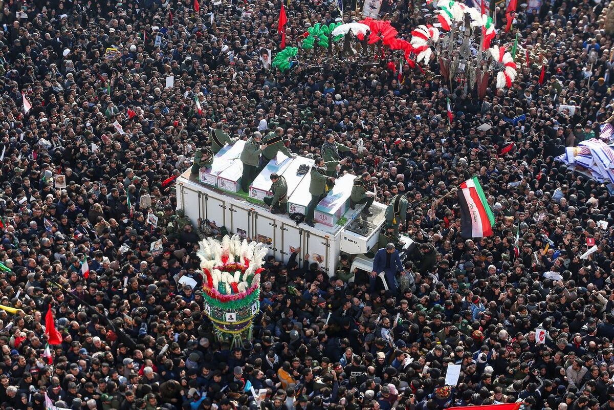 رهبر انقلاب اسلامی: «مگر از تشییع جنازه‌ی شهید سلیمانی چقدر گذشته؟ آن جمعیّت عظیم صدای ملّت ایران بود، آن تشییع جنازه‌ی ده‌میلیونی یا شاید به یک معنا بیش از ده‌میلیونی صدای ملّت ایران بود.» 