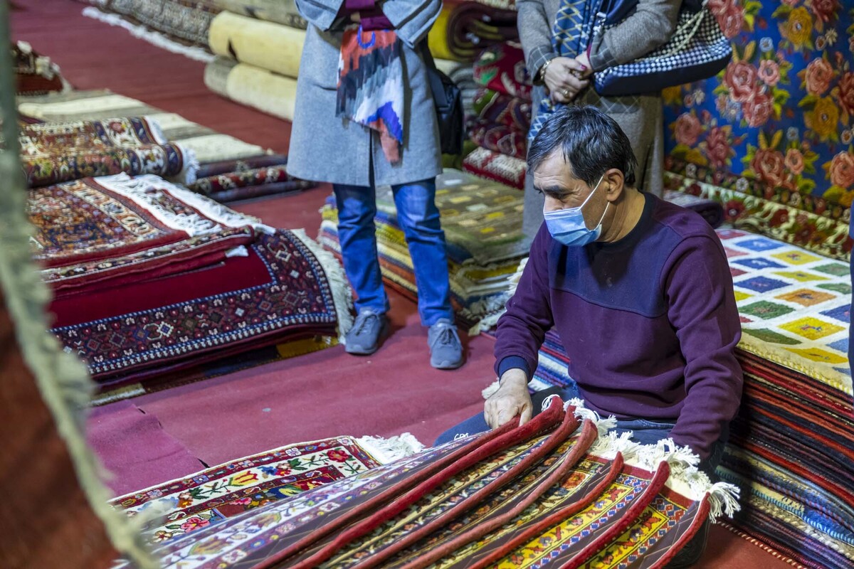 نمایشگاه فرش دستباف که از ۱۵ دی ماه هم‌زمان با سومین نمایشگاه تخصصی صنعت نساجی آغاز به کار کرد، تا فردا عصر دوشنبه ادامه خواهد داشت.