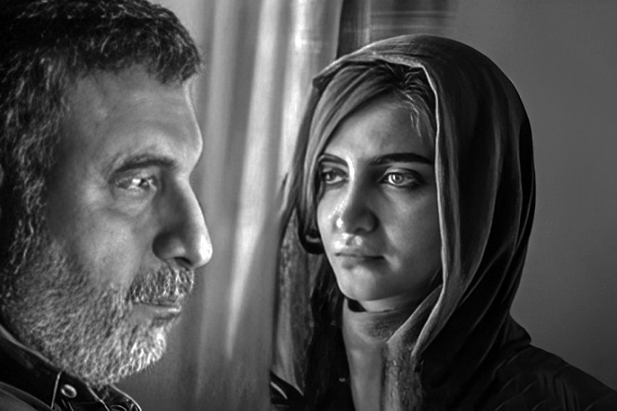همه چیز با حواشی دستمزد میلیاردی فرح نژاد از این سریال و مهاجرتش بعد از بازی در آخرین سکانس این سریال کلید خورد، اما داستان بیش از این حرف‌ها بود! نخستین قسمت سریال «سقوط» در شبکه خانگی توزیع و با واکنش های مثبت و منفی همراه بود.