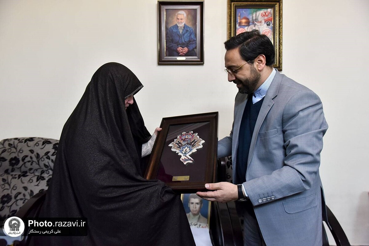 به مناسبت روز تکریم مادران و همسران شهدا، قائم مقام تولیت آستان قدس رضوی با «مریم کارگر عزیزی»، که ۵ عضو خانواده او در دوران دفاع مقدس به شهادت رسیده‌اند، دیدار کرد.