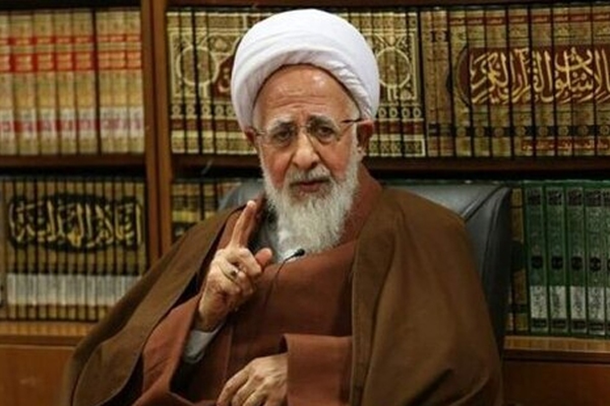الله العظمی جوادی آملی گفت: حالا کسی فحش داد، آدم که نمی تواند فحش بدهد! با یک راه دیگری که بالاخره صحیح است باید جبران بکند و آن یا تجمع است، یا اعتراض است که آبروی یک مملکت است، آبروی یک ملّت است، آبروی یک نظام است. ولی آدم نمی تواند قبیح را با قبیح پاسخ بدهد.