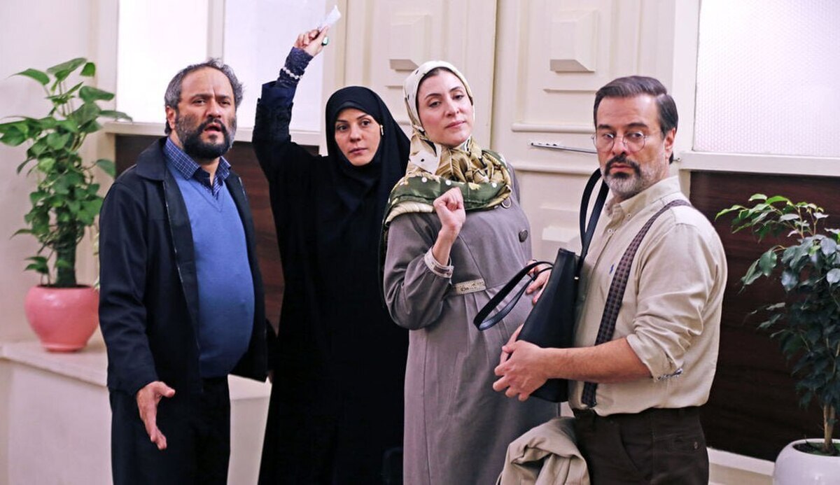 قرارداد فیلم کمدی «چپ، راست» برای اکران در سینما‌های کشور به کارگردانی حامد محمدی و تهیه کنندگی منوچهر محمدی ثبت شد.