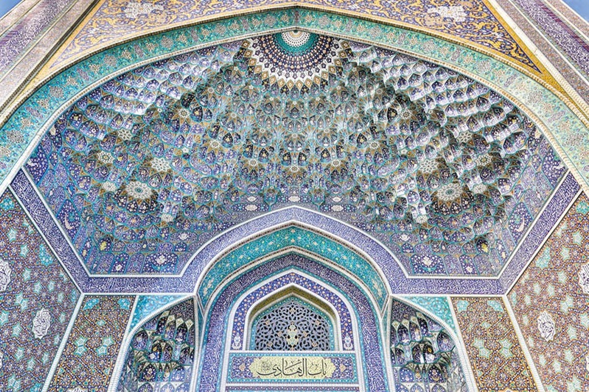 اجرای مقرنس و کاشی‌کاری یکی از معرو‌ف‌ترین ایوان‌های حرم مطهر رضوی تکمیل شد.