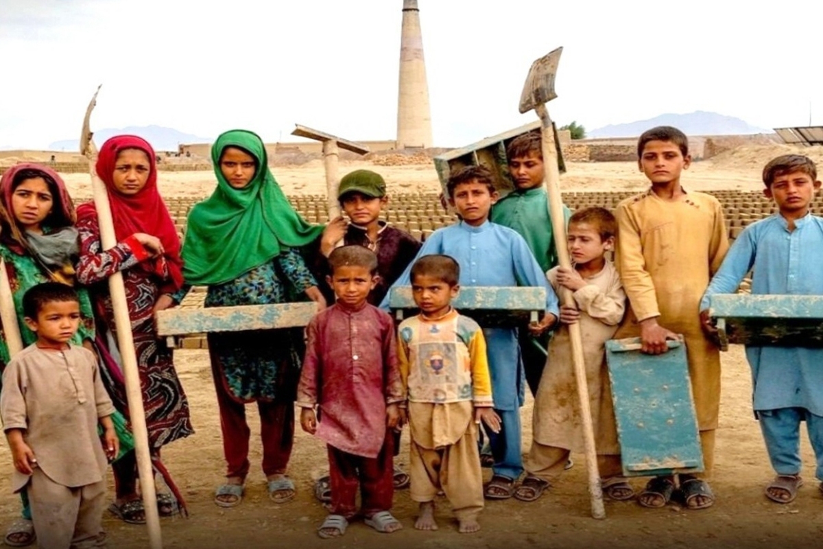 سازمان حفاظت از کودکان هشدار داده است با منع کار زنان در افغانستان، کودکان ممکن است مجبور شوند در خیابان‌ها، کارخانه‌ها یا در خانه‌های مردم کار کنند.