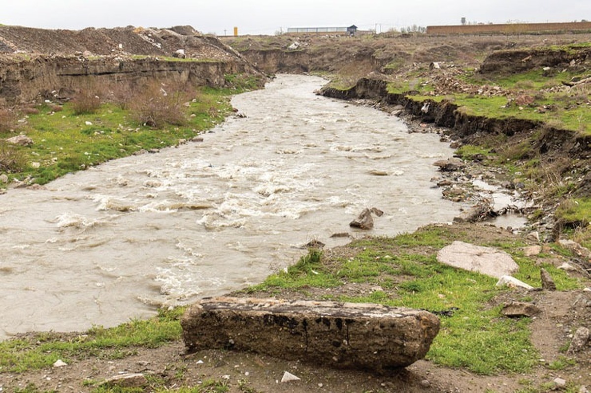 سامان‌دهی کشف‌رود عمری نزدیک به دو دهه دارد و برنامه جدی برای سروسامان دادن به وضعیت این رود تاریخی از حوالی سال ۱۳۸۸ آغاز شد، با این همه تصرف‌های غیرقانونی و همچنین اشغال حریم و بستر رودخانه کشف‌رود به قدری گسترده بود که شهرداری و آب منطقه‌ای خراسان‌رضوی و دادگستری ترجیح دادند گام نخست این سامان‌دهی که نام نجات کشف‌رود را روی آن گذاشته بودند، معطوف به رفع تصرف از بستر این رود شود؛ روندی که از آغاز طرح تا حدود سال ۱۳۹۵ سرعت خوبی داشت.