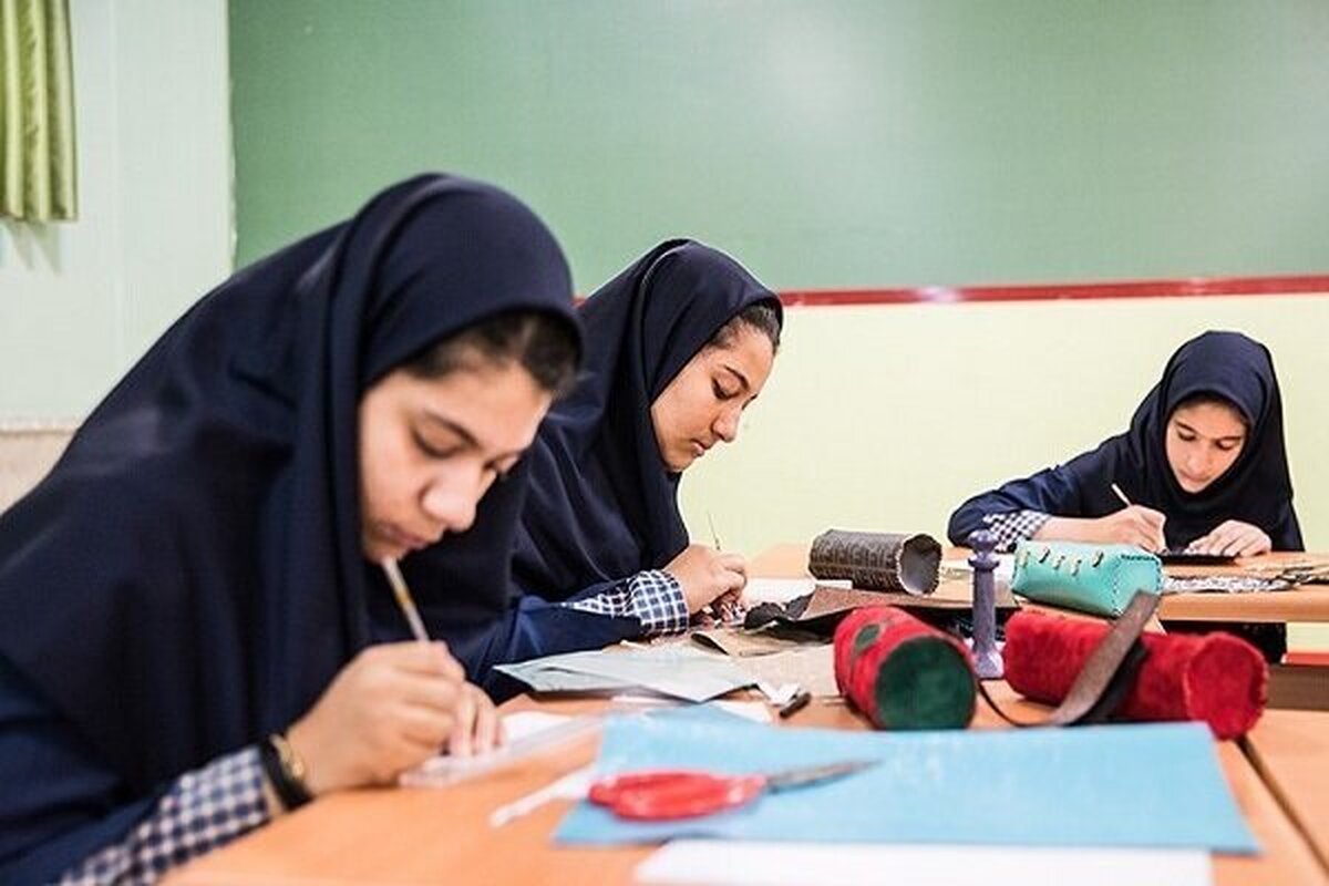 بنا بر یک قانون نانوشته و عرف اجتماعی غیرنطقی، دختران متأهل حق تحصیل در نوبت روزانه مدارس و دبیرستان‌ها را ندارند!