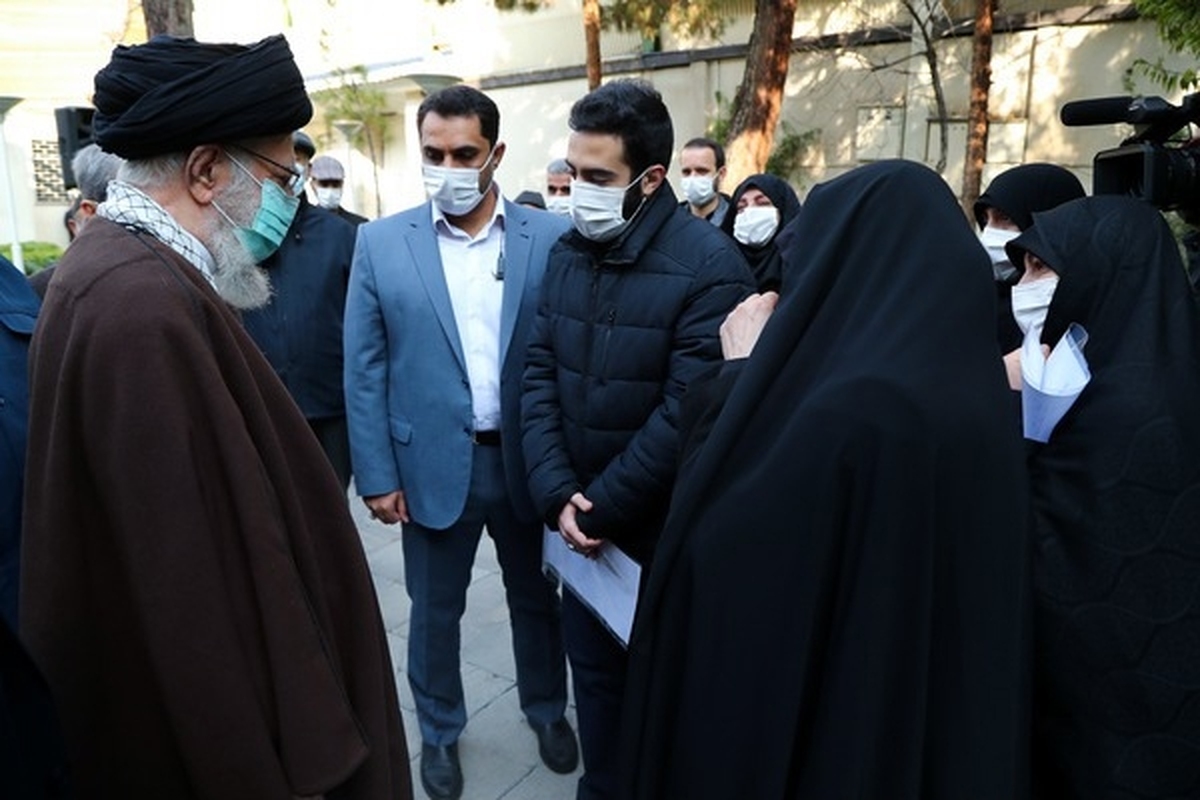 حضرت آیت‌الله خامنه‌ای صبح امروز جمعه دوم دی‌ماه با حضور در کنار پیکر مرحوم دکتر عباس شیبانی ضمن اقامه نماز و قرائت فاتحه، از تلاش‌های آن مرحوم در خدمت به نهضت امام خمینی(ره) در دوران قبل و بعد از انقلاب اسلامی تجلیل کردند.