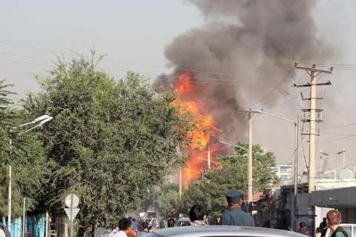 یک منبع امنیتی در افغانستان اعلام کرد که انفجار بمب در شهر قندهار در جنوب این کشور باعث کشته شدن دو نفر از نیرو‌های امنیتی و زخمی شدن دو نفر دیگر از آن‌ها شد.