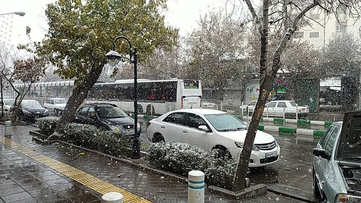 مدیر عامل سازمان ترافیک شهرداری مشهد با اشاره به ازدیاد تردد‌ها طی عصر امروز در مشهد علی‌رغم بارش برف و سرمای هوا گفت: این موضوع موجب شد تقریبا در معابر شریانی مشهد شاهد قفل‌شدگی باشیم که مدت‌زمان آن یک ساعت به طول انجامید، اما از ساعت ۱۸.۳۰ امشب مسیر‌ها خلوت شده و ترافیک روان است. البته در وکیل‌آباد ترافیک گزارش شده است.