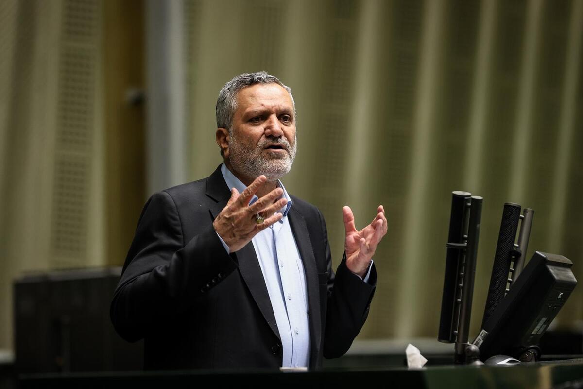 وزیر تعاون، کار و رفاه اجتماعی با بیان اینکه موضوع افزایش سن بازنشستگی در کرسی‌های نظریه پردازی مورد نقد و بررسی قرار گرفته است، گفت: تاکنون دولت تصمیمی در این رابطه اتخاذ نکرده است و قطعا هر آن چیزی که در مجلس شورای اسلامی در این زمینه تصویب شود، لازم الاجرا خواهد بود.
