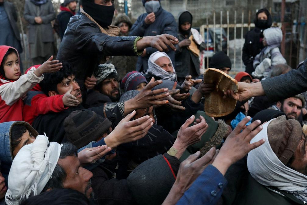 عضو «صندوق امانی افغانستان» با انتقاد از توقف کمک‌های نقدی به افغانستان گفت این اقدام سبب افزایش رنج و فقر مردم این کشور خواهد شد.
