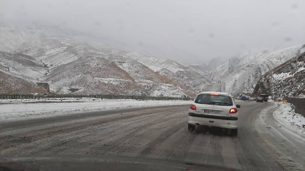 رئیس اداره کل حمل‌ونقل‌ جاده‌ای خراسان رضوی از آخرین وضعیت جاده‌های استان در پی بارش برف و یخبندان خبر داد.