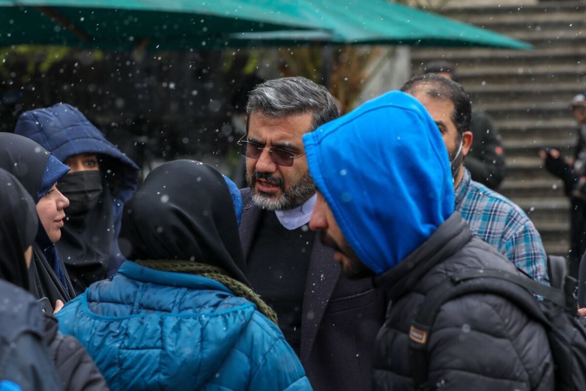 وزیر ارشاد توضیحاتی درباره نحوه برگزاری جشنواره فیلم فجر ارائه کرد و گفت: هیچ جشنواره فیلمی در دنیا مانند جشنواره فیلم فجر ما مردمی نیست. مردم در جشنواره فیلم فجر حضور دارند، انتخاب می‌کنند و با حضور وسیع خود به جامعه نشاط می‌بخشند.