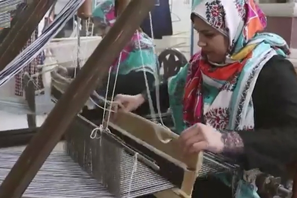 فرت‌بافی یا همان پارچه‌بافی سنتی جزو صنایع‌دستی خراسان بزرگ است؛ هنری که بسیاری از زنان خراسانی در منازل از آن کسب درآمد می‌کرده‌اند، قدمتی چندصدساله دارد.