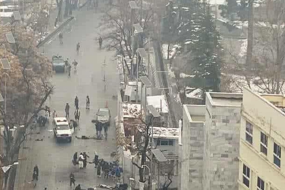 عصر روز گذشته یک عامل انتحاری خود را در میان کارمندان وزارت خارجه افغانستان منفجر کرد. تاکنون در این انفجار ۲۰ تن کشته و ۴۰ تن دیگر زخم برداشته‌اند.