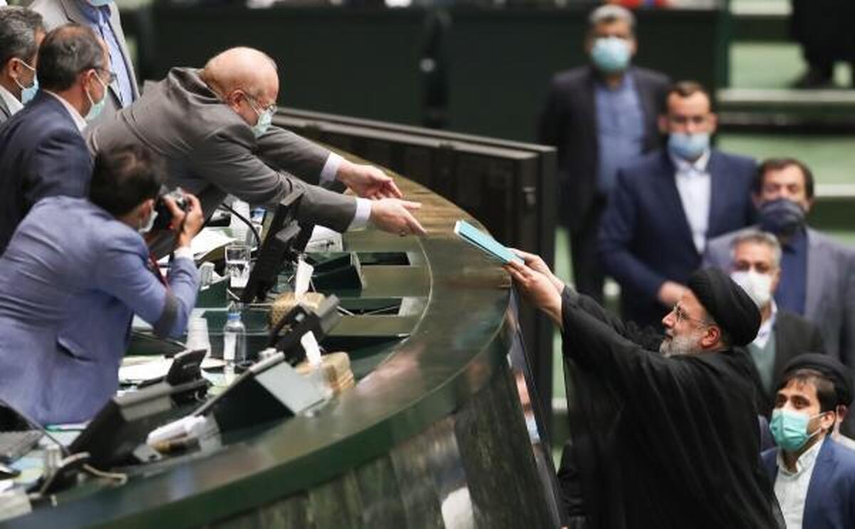 لایحه بودجه ۱۴۰۲ کل کشور  ۲۱ دی ماه ۱۴۰۱ بعد از حدود یک ماه تأخیر از سوی حجت‌الاسلام سیدابراهیم رئیسی رئیس‌جمهور به مجلس شورای اسلامی تقدیم شد.