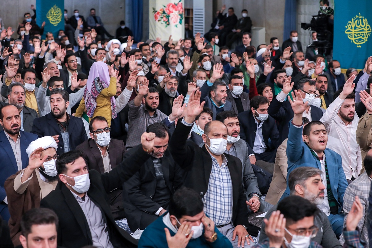 هم‌خوانی سرود مداحان اهل‌بیت (ع) در دیدار امروز جمعی از مداحان و شاعران اهل‌بیت علیهم‌السلام با رهبر انقلاب اسلامی را مشاهده می‌کنید.