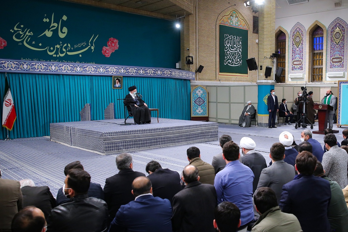 مدیحه‌سرائی سیدعلی حسینی‌نژاد در دیدار امروز مداحان با رهبر انقلاب را در این ویدئو مشاهده می‌کنید.