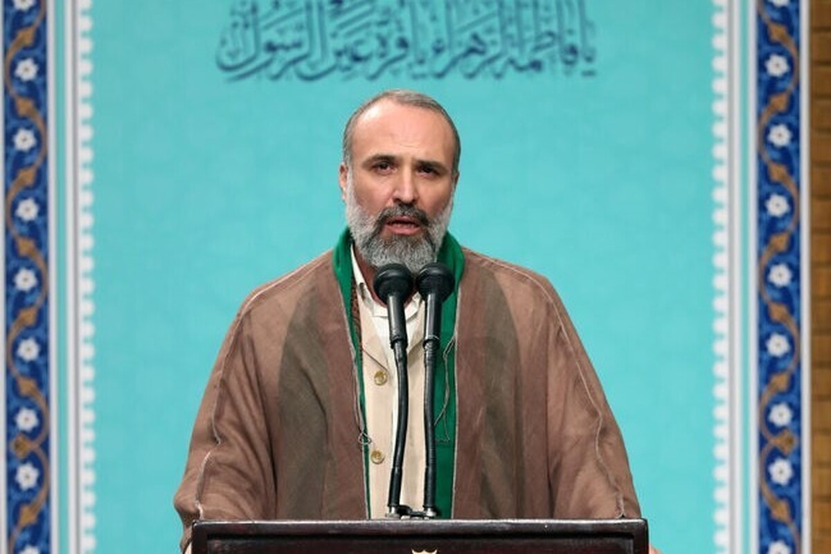 مدیحه‌سرائی سیدحسین گل ختمی قمصری را در دیدار امروز مداحان اهل‌بیت علیهم‌السلام با رهبر انقلاب در این ویدئو مشاهده می‌کنید.