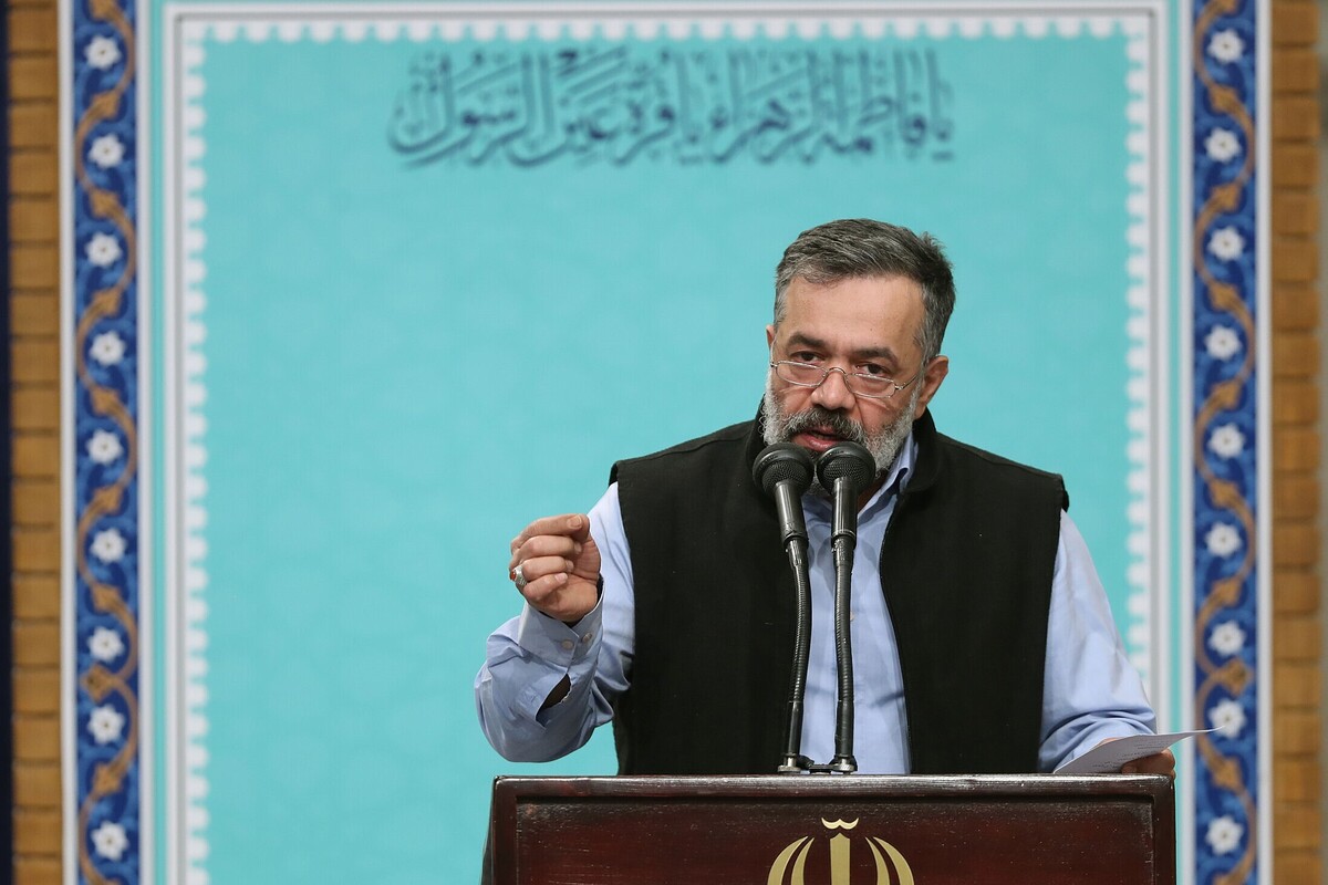 مدیحه‌سرائی محمود کریمی در دیدار مداحان اهل‌بیت علیهم‌السلام با رهبر انقلاب را در این ویدئو مشاهده می‌کنید.
