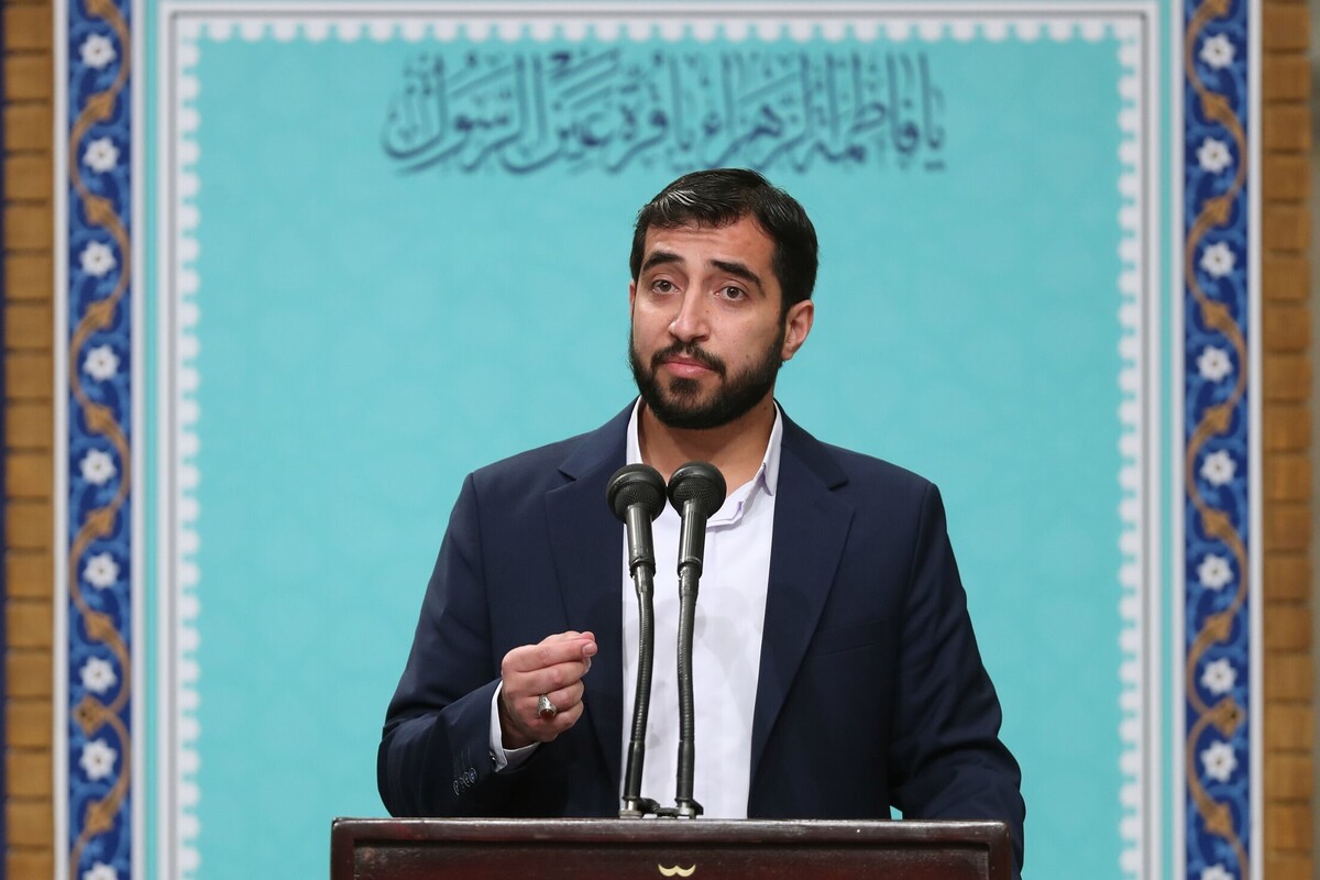 مدیحه‌سرائی داود شکاری در دیدار جمعی از مداحان و شاعران اهل‌بیت (ع) با رهبر انقلاب را در این ویدئو مشاهده می‌کنید.