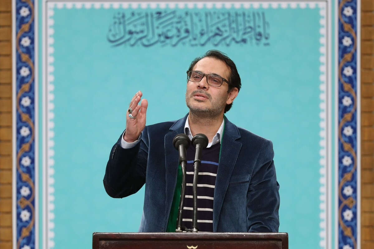 سیدمحمدرضا یعقوبی آل در دیدار جمعی از مداحان و شاعران اهل‌بیت علیهم‌السلام با رهبر انقلاب اسلامی به شعرخوانی پرداخت.