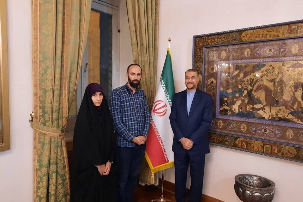 وزیر امور خارجه کشورمان در دیدار با فرزندان حمید نوری شهروند ایرانی زندانی در سوئد، در جریان نگرانی‌ آنان قرار گرفت.