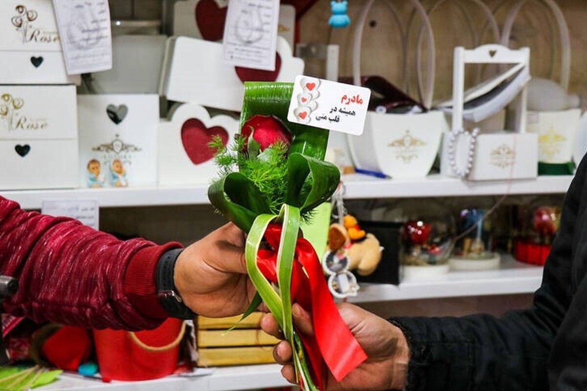 در دنیای امروز که اکثر محبت ها و عشق ها از ذهن افراد نشات گرفته و با حساب دو دوتا چهار تا عاشق می‌شوند و محبت پیدا می‌کنند، این مادر است که عشقش را با قلبش به طور ذاتی و فطری لمس می‌کند.