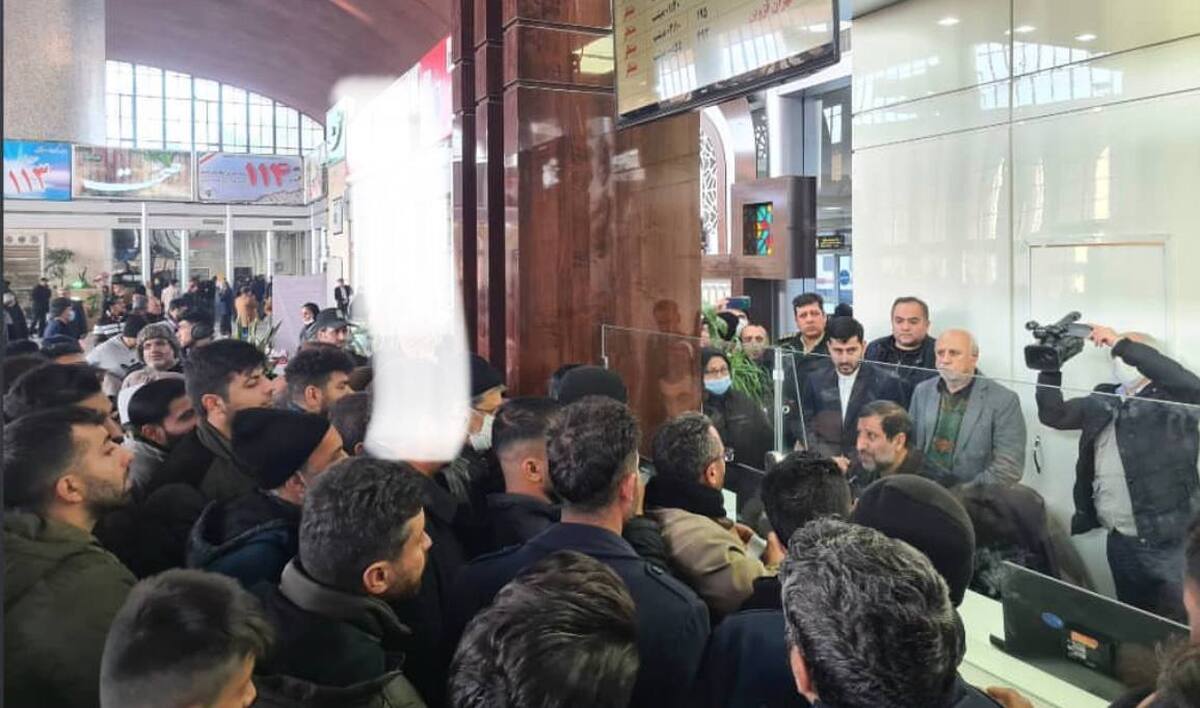 فرماندار مشهد گفت: باتوجه به برودت هوا تعدادی از قطار های مسافربری که به سمت مشهد عازم بودند ،به دلیل یخ زدگی در ایستگاه ها متوقف شدند که بلافاصله  با اتوبوس به مشهد منتقل شدند .