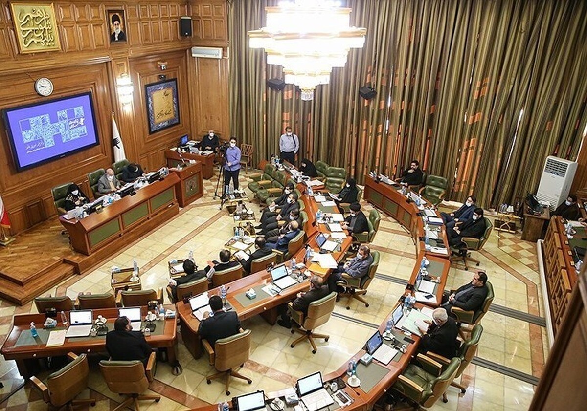 بررسی فیش حقوقی دختر عضو شورای شهر تهران نشان می‌دهد وی ماهیانه ۱۰ میلیون بیشتر از سایر روسای دفتر اعضای شورای شهر تهران حقوق دریافت کرده است.